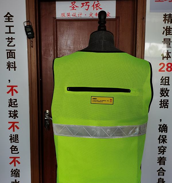 Senjoyの水循環式冷却ベスト。暑い天候での屋外作業に最適。調節可能で軽量、通気性に優れています。